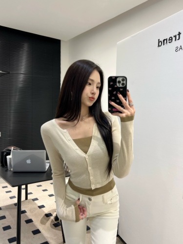 Stylish spliced ​​V-neck hot girl's scheming fake two-piece knitted sweater for women, designed for outer wear, contrasting color slimming top