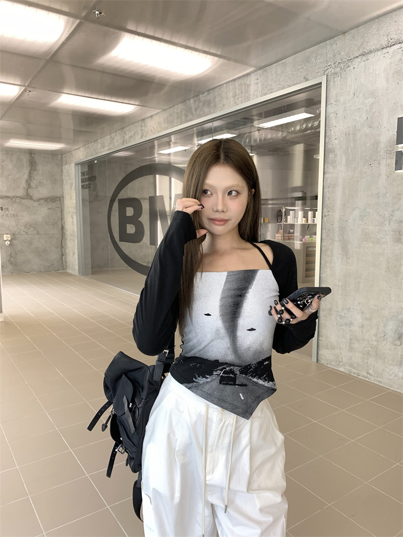 Actual shot of 2024 new style American hottie halterneck long-sleeved top with irregular back hollow T-shirt