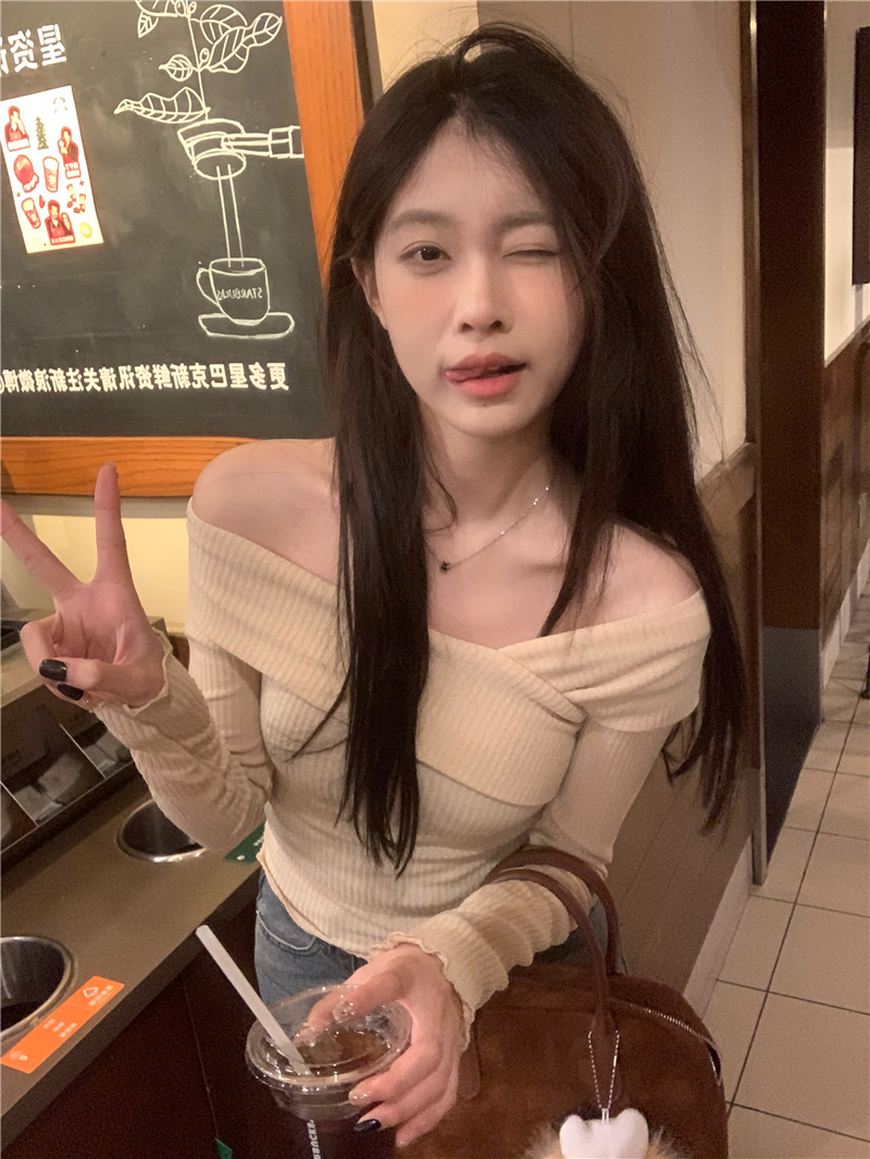 Actual shot of the new Korean style one-shoulder design niche pure desire slim knitted top for women