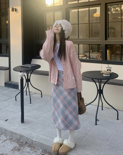 Real shot of spring age-reducing pink twist knitted cardigan jacket + plaid long skirt