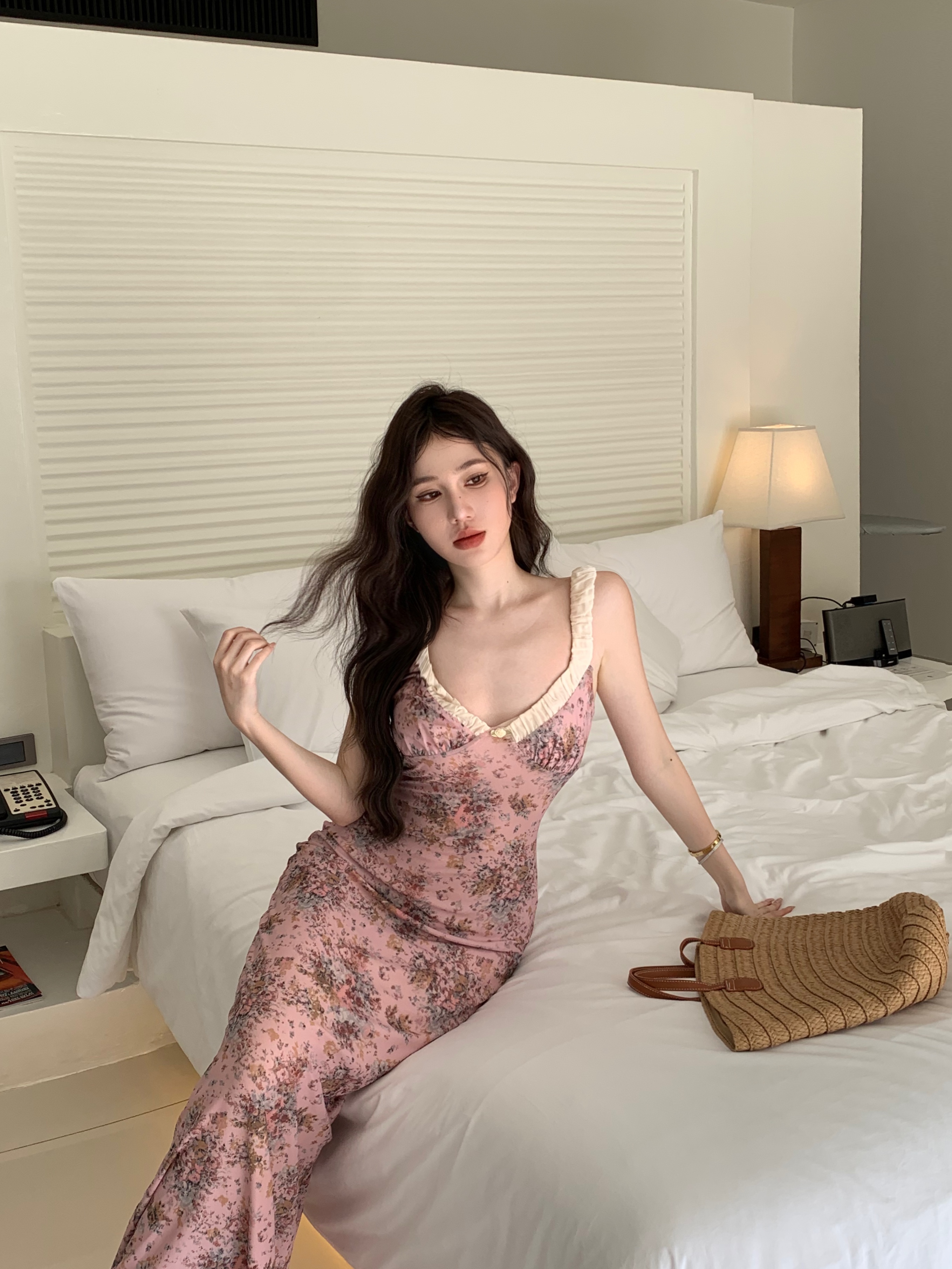 Real shot of floral suspender dress, early spring French suspender dress, long skirt, gentle and sexy holiday skirt