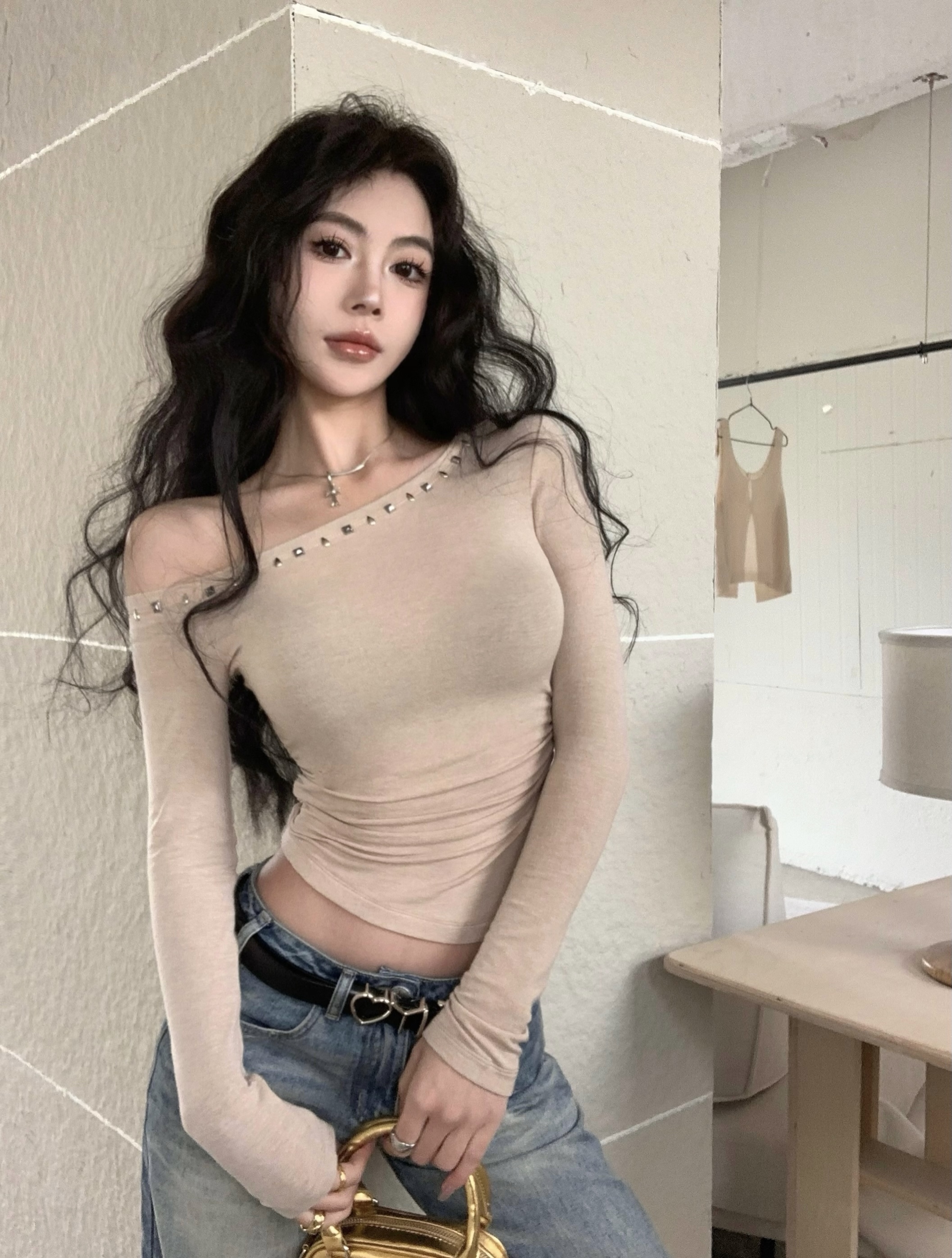 Real shot of hot off-shoulder slant-neck rhinestone top with pleated waist and slimming elastic bottoming shirt