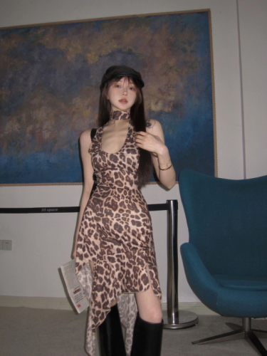 Actual shot of wild factor leopard print irregular skirt dress halter neck and backless design suspender skirt