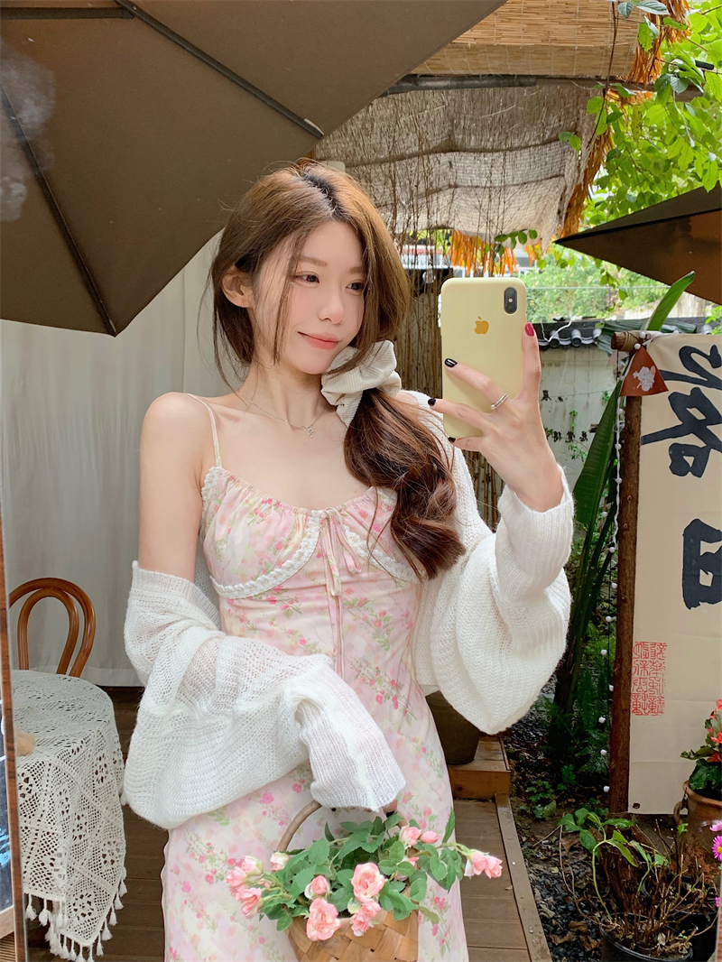 Actual shot of a lazy apricot sweater, cardigan with lace and floral suspender dress, French long skirt with a sense of design
