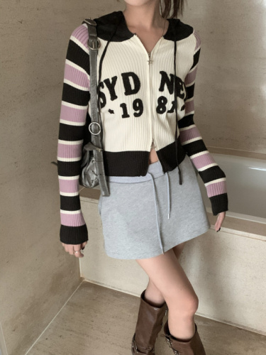Real shot design of contrasting striped hooded cardigan short long-sleeved sweater