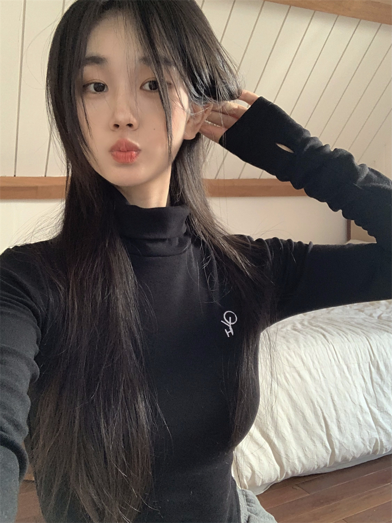 Actual shot of velvet turtleneck embroidered bottoming top