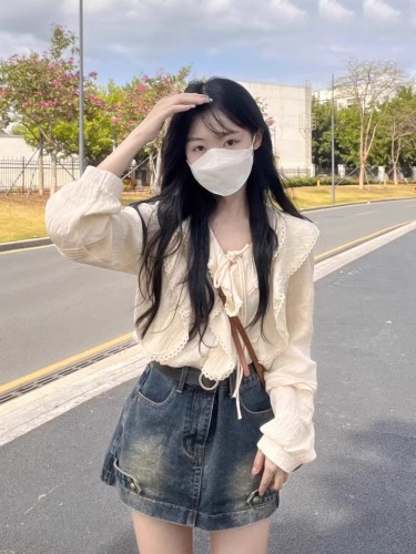 Spring new style tea-style outfit for little people, a set of apricot shirts, denim short skirts, age-reducing sweet and spicy two-piece suit