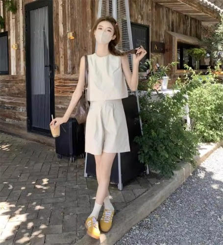 Fashionable two-piece new high-waisted wide-leg shorts petite suit