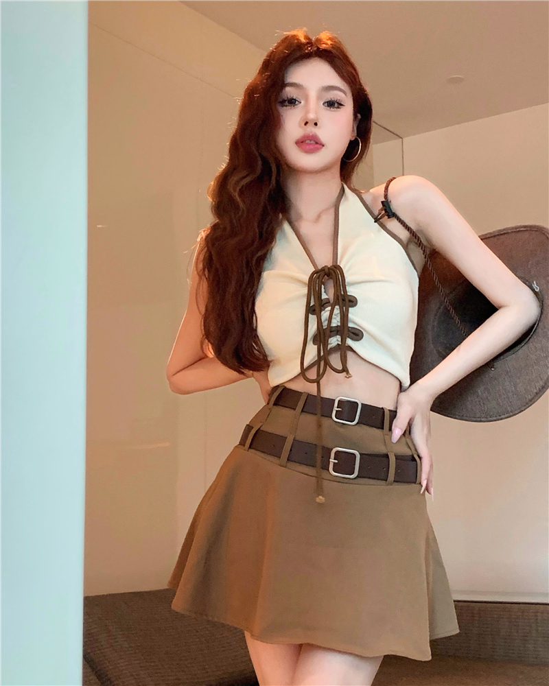 Actual shot of a hot girl wearing a western-style halter neck strap + high-waisted slimming skirt with belt