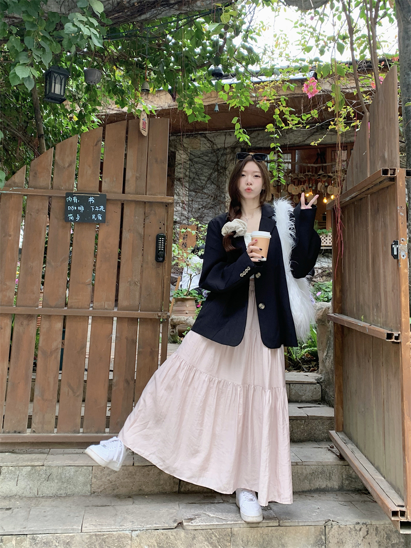 Real shot of silhouette black suit jacket hot girl floral suspenders layered waist a-line skirt suit