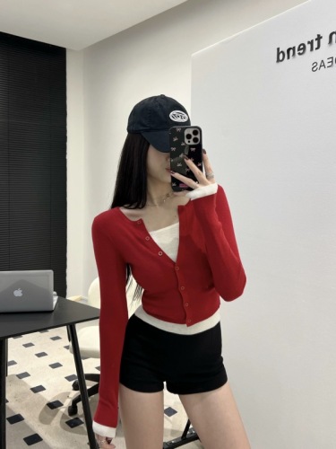 Stylish spliced ​​V-neck hot girl's scheming fake two-piece knitted sweater for women, designed for outer wear, contrasting color slimming top