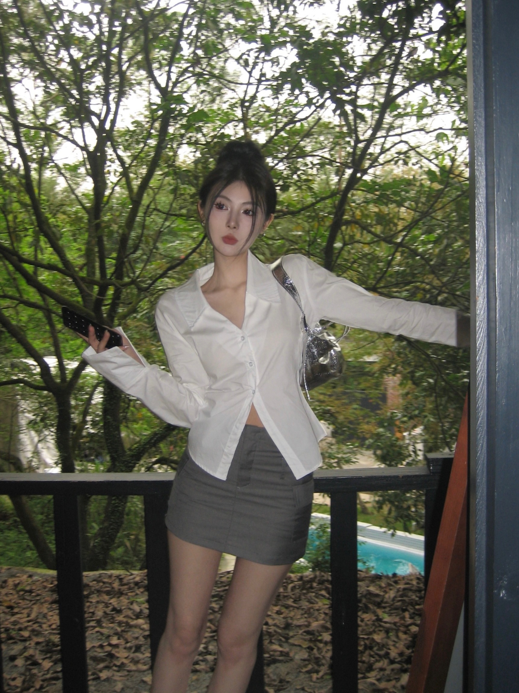 Actual shot of the new white trumpet sleeve slimming hot girl shirt design gray slimming hip skirt