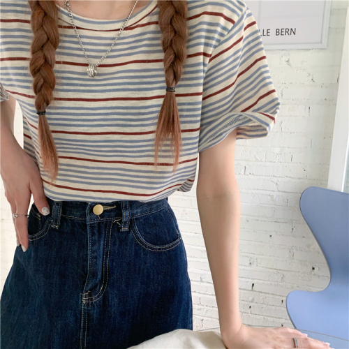 Actual shot of versatile slimming contrasting color striped T-shirt