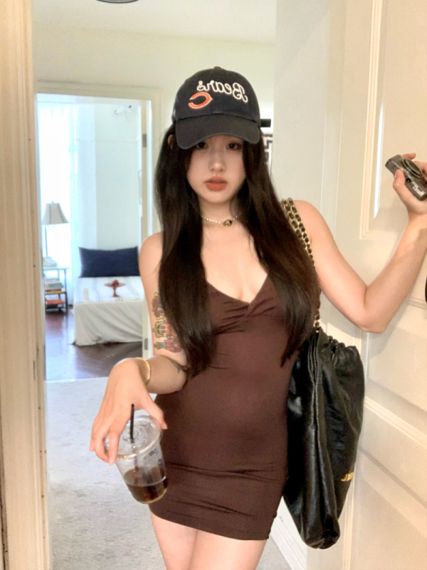 Real shot of abg hot girl temperament V-neck slim suspender dress spaghetti straps elastic waistband hip skirt