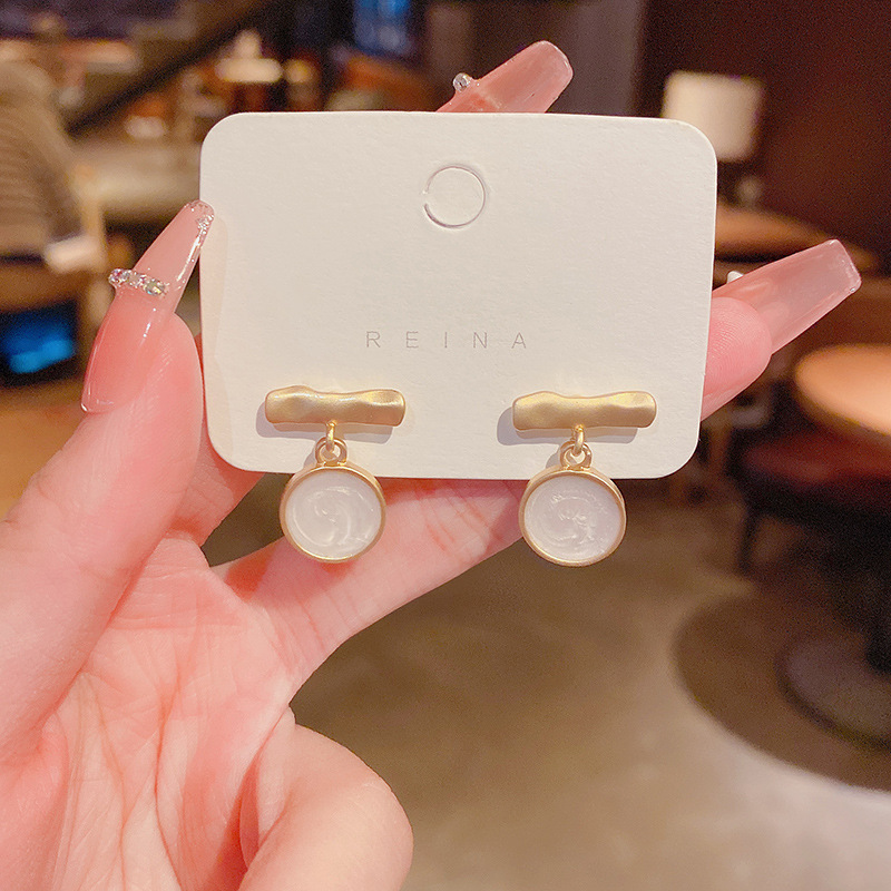 Actual shot of S925 silver needle Korean style irregular circle earrings, feminine temperament, cool wind dripping oil texture earrings