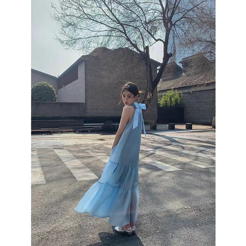 天藍色無袖掛脖連衣裙女2024年春季新款氣質溫柔裙子度假風長裙