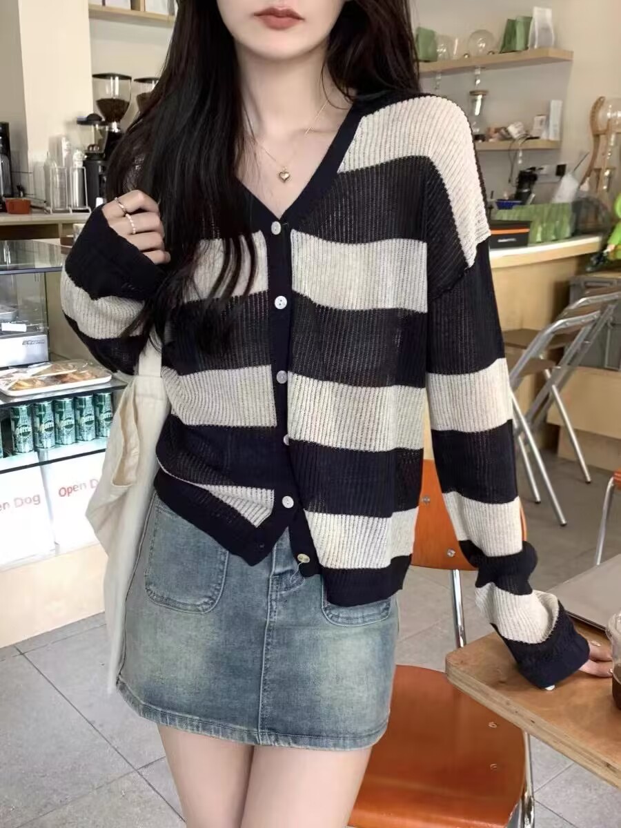 法式v領條紋冰絲鏤空針織開衫外套女早秋季外搭薄款防曬罩衫上衣
