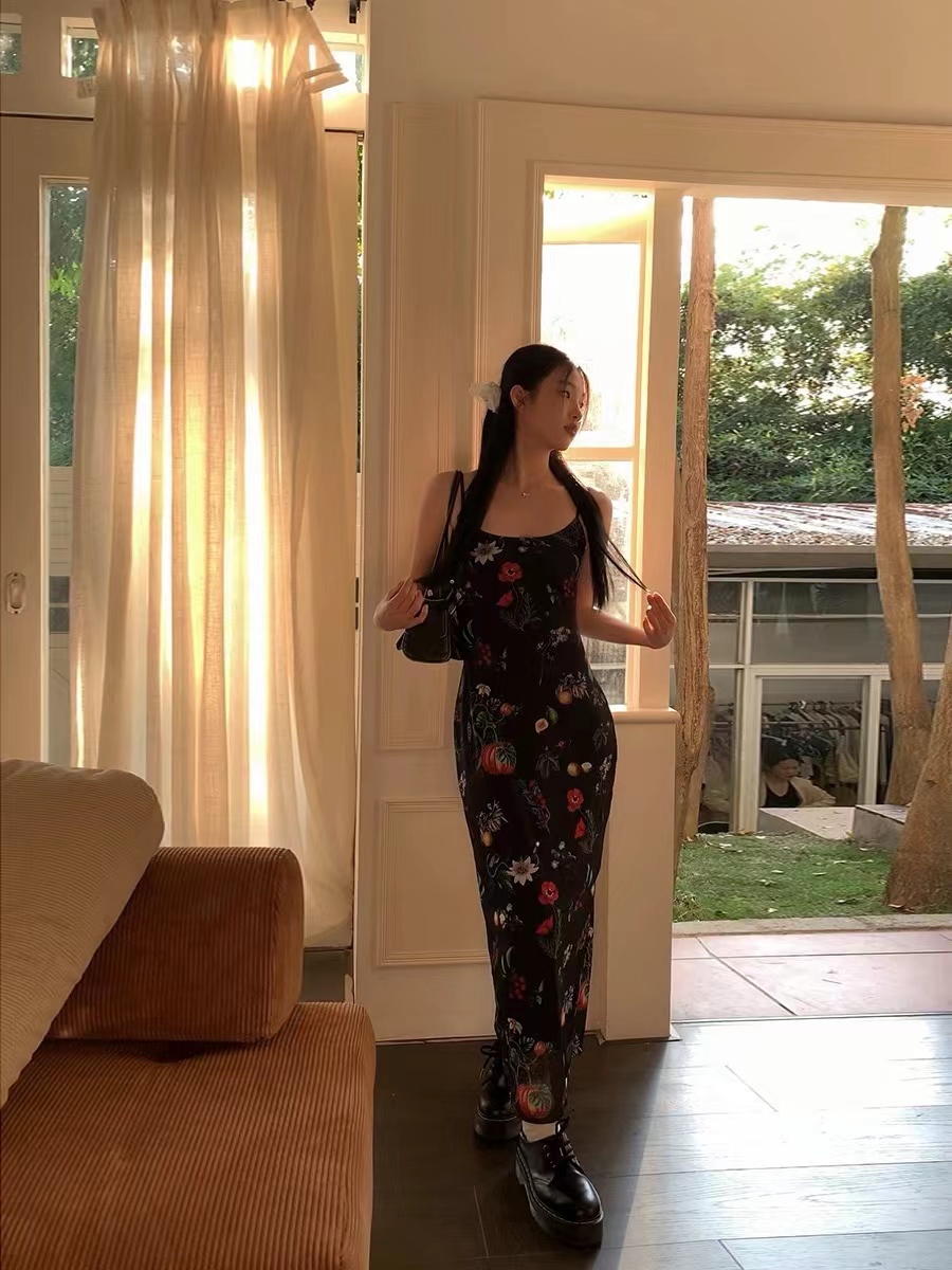 2024年夏季新款黑色裙子女裝碎花吊帶連衣裙女復古包臀裙春裝長裙
