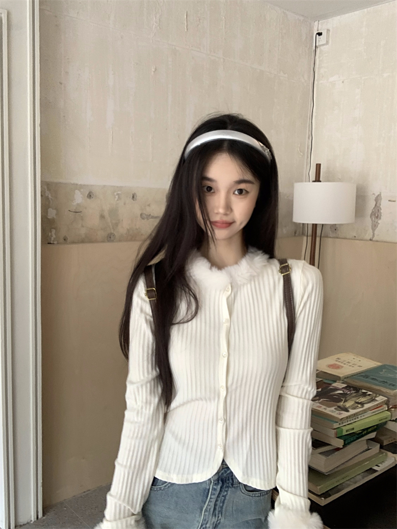 實拍  溫柔軟玉杏色毛領邊系扣上衣