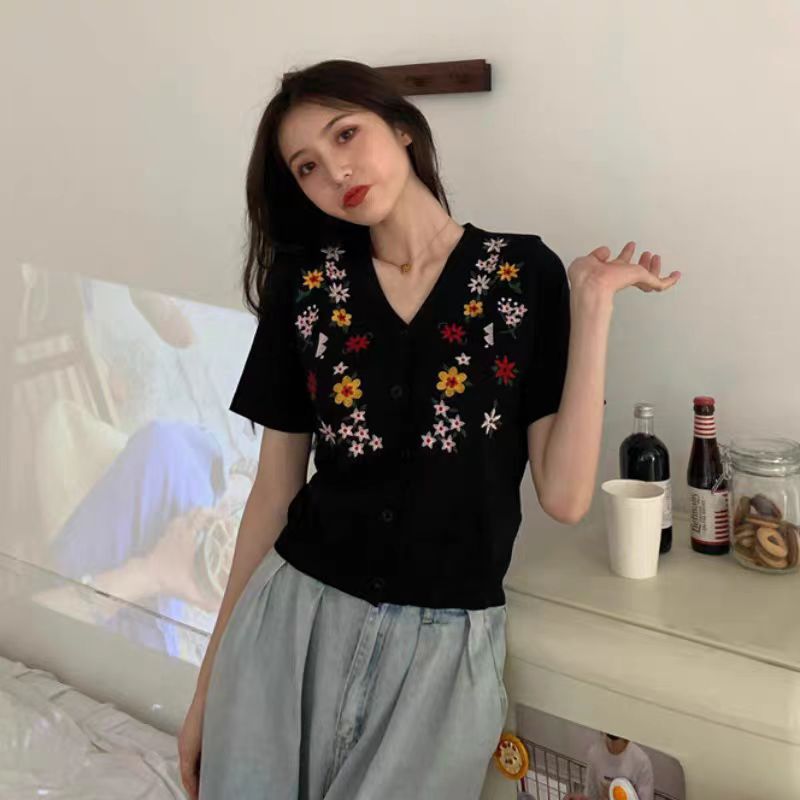 法式復古刺繡小香風別致上衣設計感小眾V領短袖冰絲針織衫T恤女夏