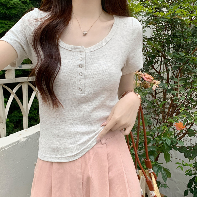 Real shot of French hottie right shoulder T-shirt women's short-sleeved spring and summer half-open u-neck design pure desire collarbone button top