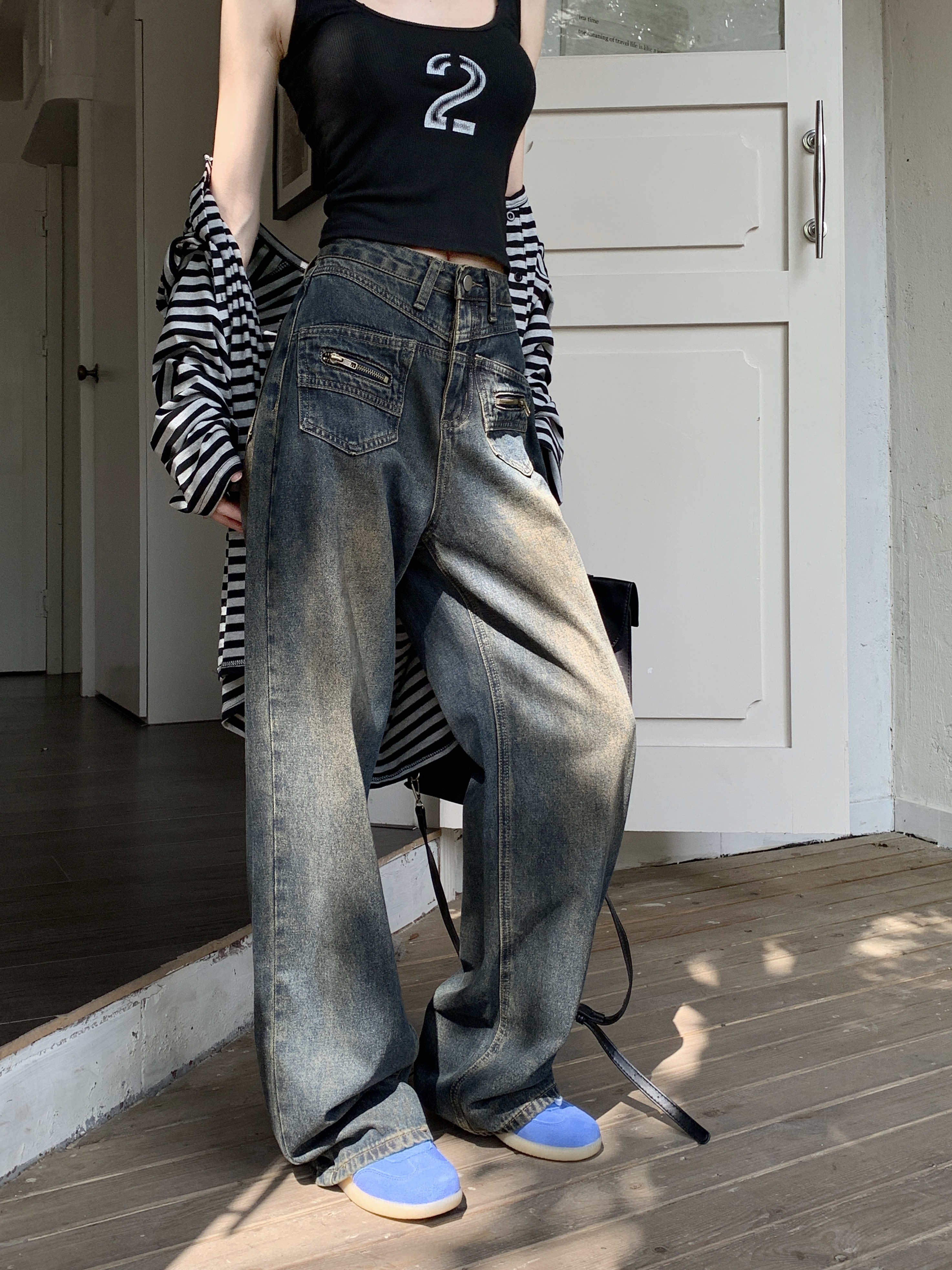 Actual shot of loose wide-leg zipper slimming and versatile jeans