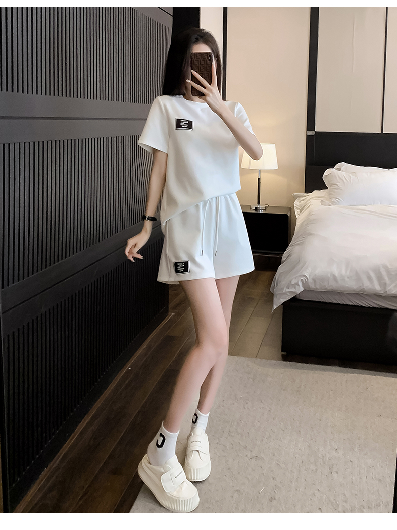 Small people wear a complete set of fashionable casual sports Internet celebrity street white short-sleeved shorts two-piece suit for women summer
