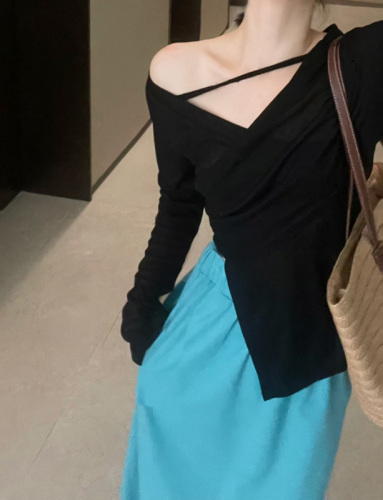Real shot of v-neck black asymmetric design sun protection long-sleeved T-shirt + colorful blue linen pocket skirt