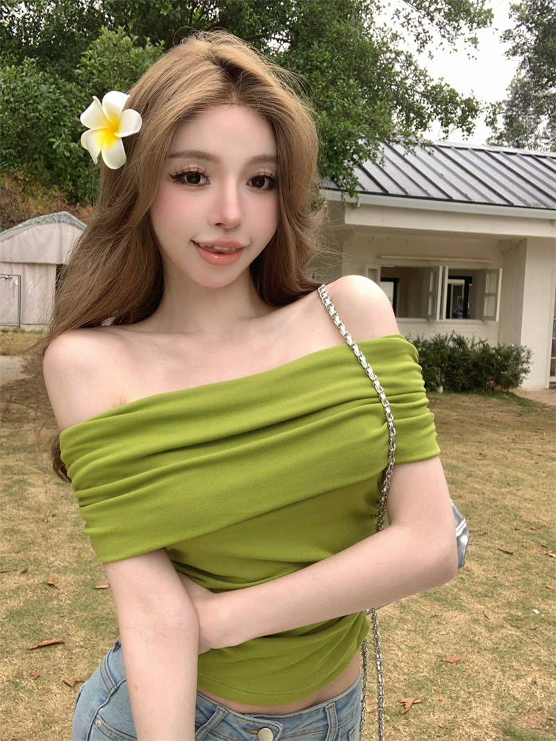Actual shot of sweet and sexy one-shoulder T-shirt for women in summer, slim-fitting pure lust-conscious niche off-shoulder short top