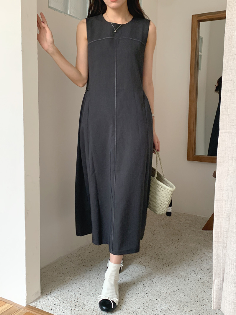 Actual shot, retro contrasting topstitch design, loose sleeveless holiday dress, long vest dress