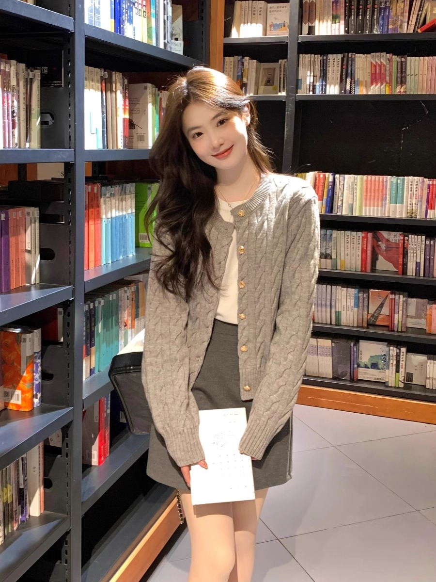 灰色短款圓領麻花毛衣女早春新款軟糯慵懶風寬鬆學生針織開衫外套