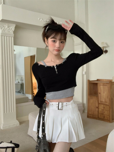 Real shot of low-waisted sexy miniskirt with retro eye-catching design, wide belt, workwear, pleated skirt + T-shirt three-piece set