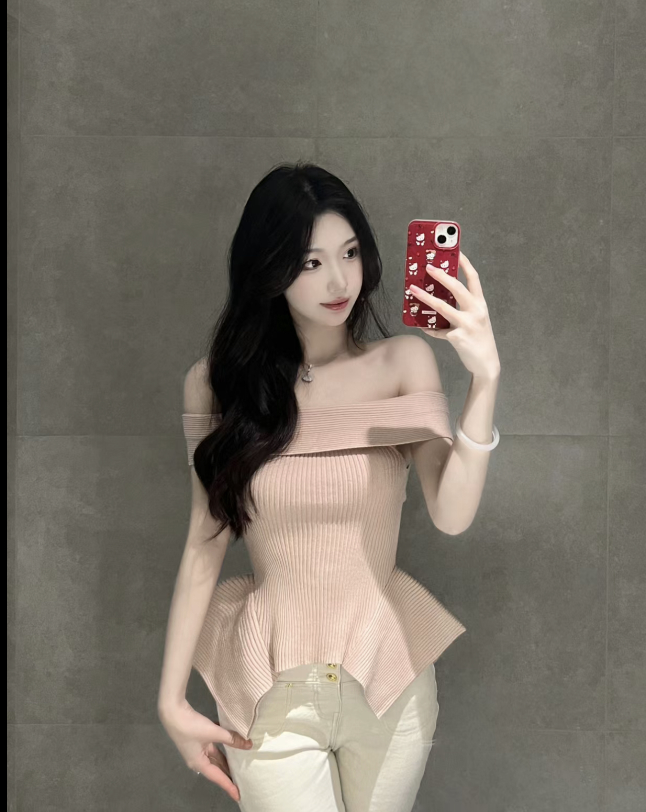 Actual shot of new autumn clothing, early autumn one-shoulder sexy knitted sweater, pink top, off-the-shoulder