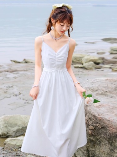 白色初恋海边度假风吊带裙女简约高级感超仙连衣裙韩系气质长裙子