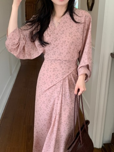 Actual shot of early spring new retro design cross-tie V-neck waist slimming mid-length floral dress