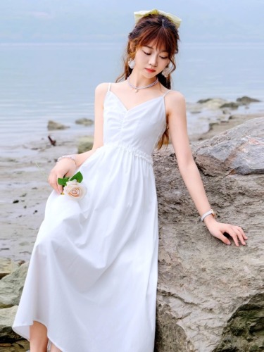 白色初恋海边度假风吊带裙女简约高级感超仙连衣裙韩系气质长裙子