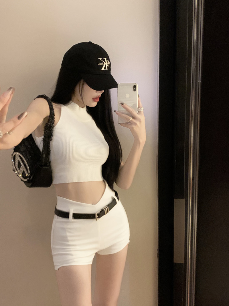 Real shot of high-waisted, tight-fitting and sexy babes in versatile belted, slim-fitting short hot pants