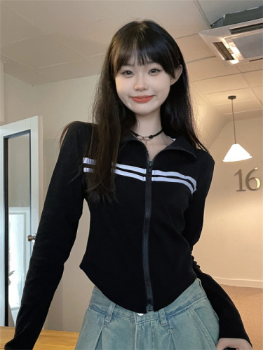 Real shot of American retro contrasting color zipper lapel jacket for women in spring slim-fitting high-waisted short sports top