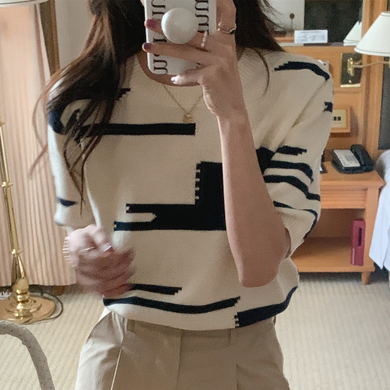 Real shot, gentle temperament, irregular pattern, contrasting color short-sleeved sweater, loose knitted sweater top, 2 colors