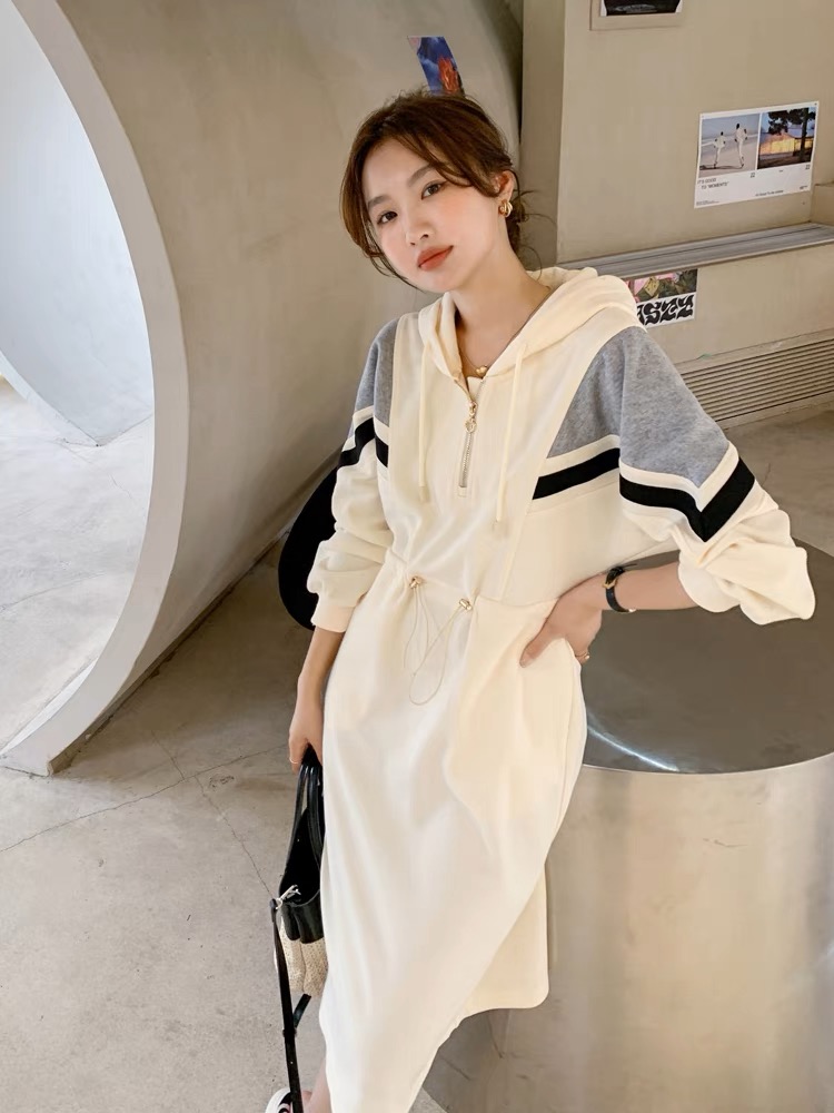 奶油白連帽衛衣裙女2024春秋季新款設計感拼接休閒收腰長袖連衣裙