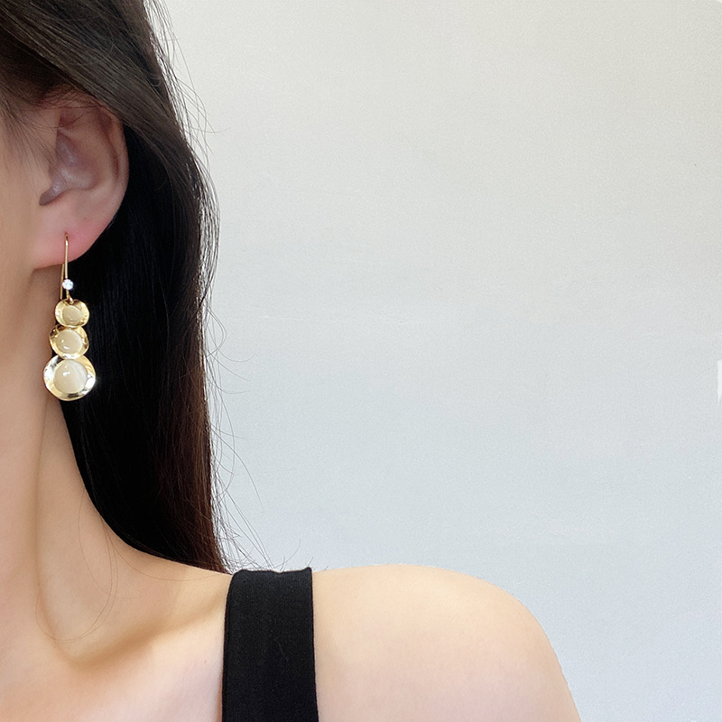 Real shot of Korean small gourd dumb gold cat's eye stone earrings ins trendy internet celebrity same style long earrings