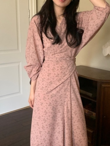 Actual shot of early spring new retro design cross-tie V-neck waist slimming mid-length floral dress
