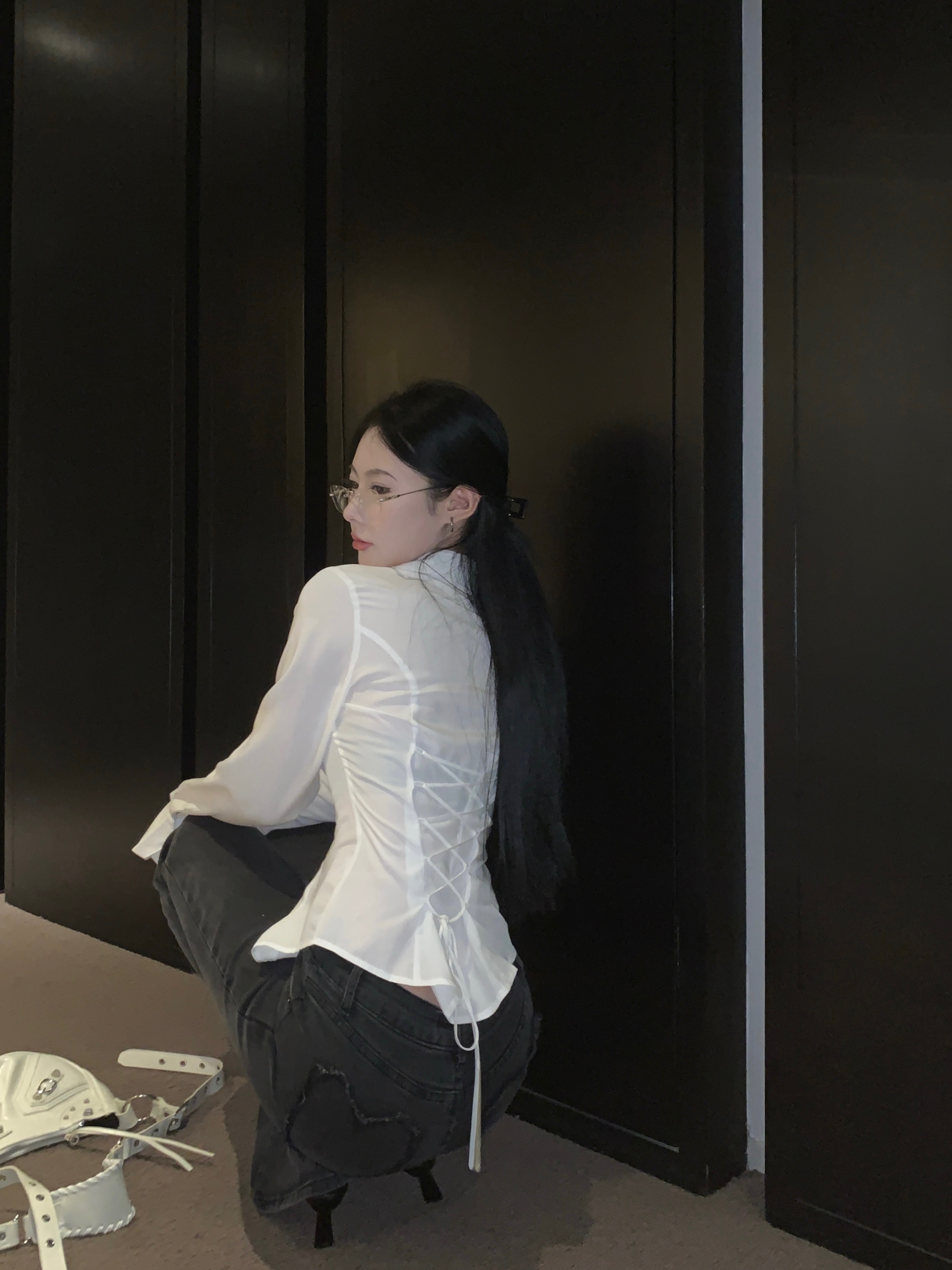Actual shot of pure lust chic shirt, sexy hot girl’s waist-cinching high-end design slimming top