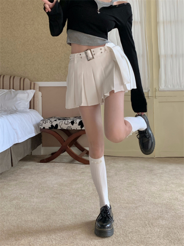 Real shot of low-waisted sexy miniskirt with retro eye-catching design, wide belt, workwear, pleated skirt + T-shirt three-piece set