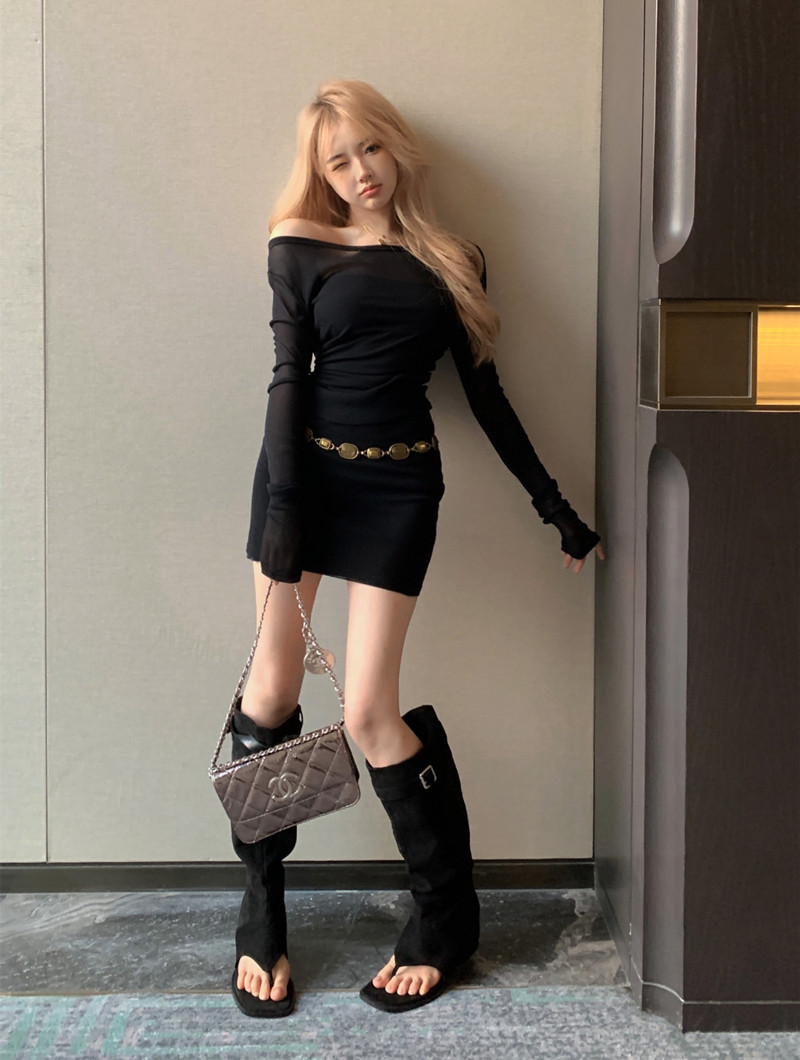 Real shot of an American hottie’s slim-fitting, off-the-shoulder dress. The waist chain needs to be shot separately.