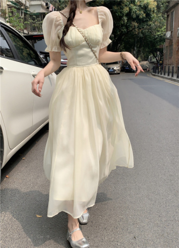 Real shot of French niche design high-end dress for women with gentle and fairy-like puff sleeves