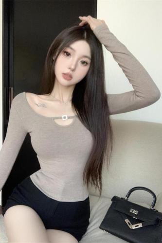 Actual shot ~ Be careful with the hollow long-sleeved U-neck T-shirt for women in spring, chic slim-fitting short inner top