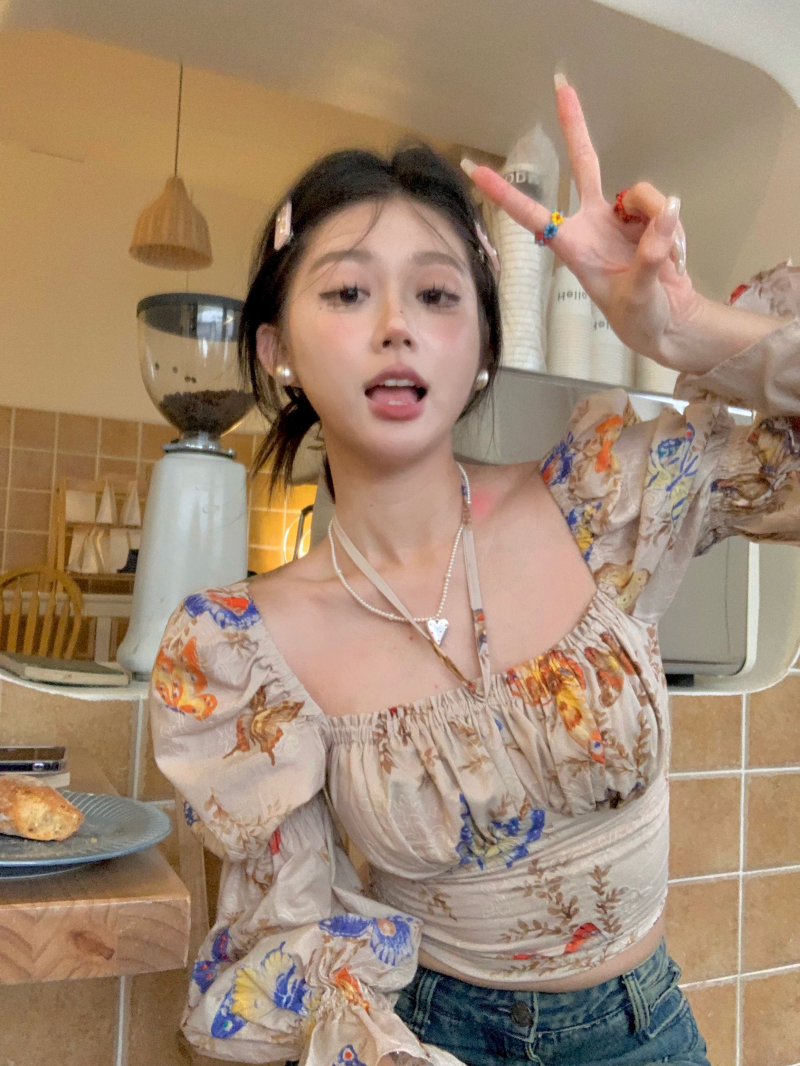 Actual shot of Tuileries Garden butterfly print dreamy gentle square collar shirt French niche top