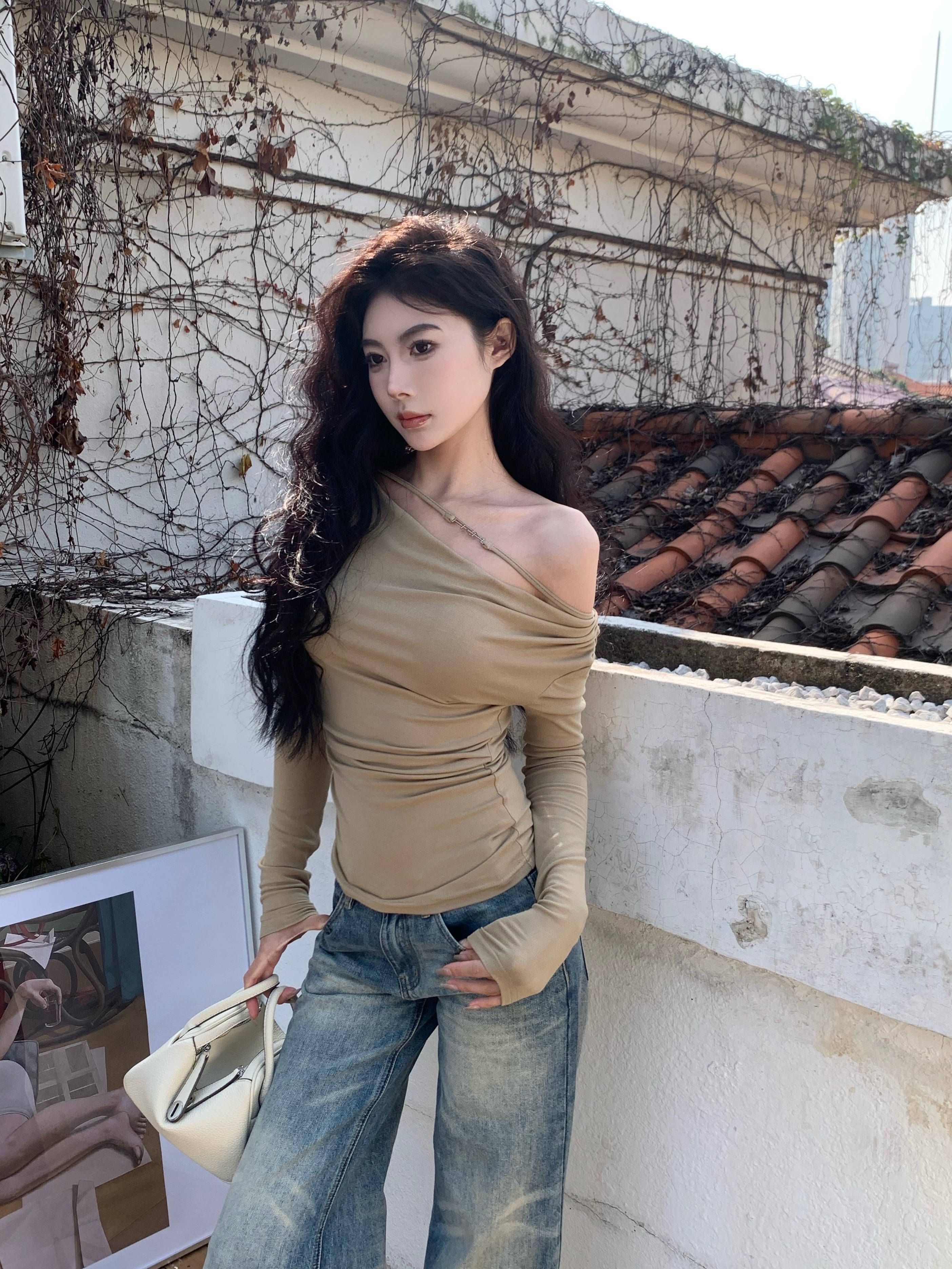 Real shot of American retro hottie one-shoulder off-shoulder top