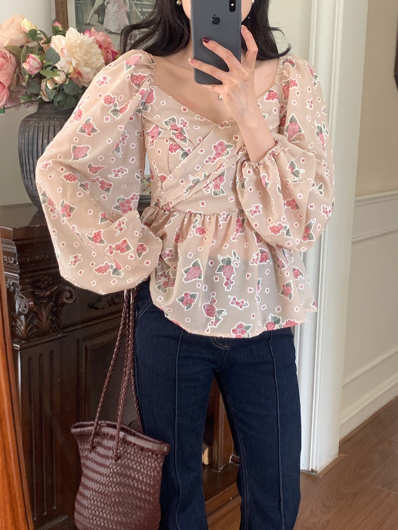 Actual shot of early spring new style French retro style pleated cross design v-neck floral puff sleeve shirt in two colors